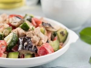 Салат с баклажаном и курицей