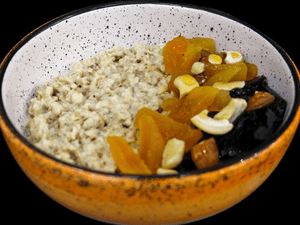 Каша овсяная с сухофруктами и орехами