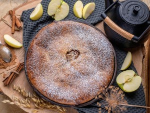 Сладкий пирог с яблоком и корицей