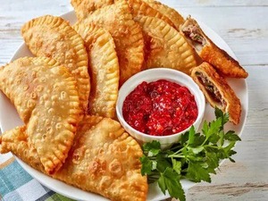 Чебуреки с соусом