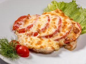 Куриная отбивная с помидором и овощами
