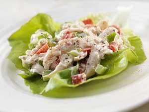 Салат овощной с курицей