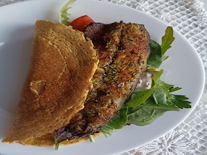 Сочная скумбрия-гриль в нутовой лепешке с овощами